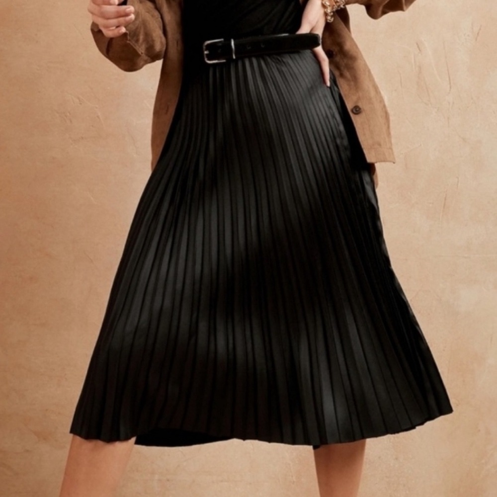 Banana Republic Pleated Black Midi Skirt